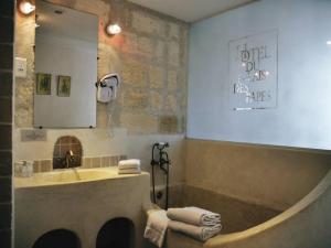 Koupelna v ubytování Hôtel du Palais des Papes + 35 fotografií