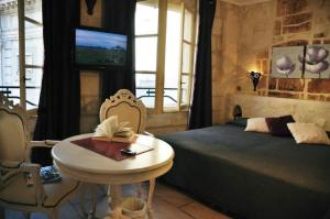 Postel nebo postele na pokoji v ubytování Hôtel du Palais des Papes
