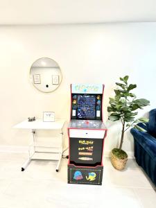 Ảnh trong thư viện ảnh của Elegant Serene- Townhome, 10 Mi to Downtown, near Airport ở Forest Park