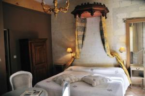 Postel nebo postele na pokoji v ubytování Hôtel du Palais des Papes