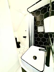 Phòng tắm tại Elegant Serene- Townhome, 10 Mi to Downtown, near Airport