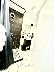 Phòng tắm tại Elegant Serene- Townhome, 10 Mi to Downtown, near Airport