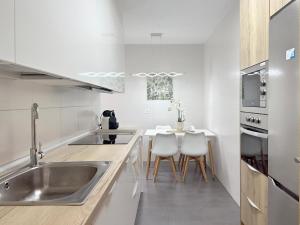 A kitchen or kitchenette at Apartamentos 2K - Apartamento junto al casco viejo