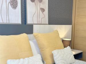 A bed or beds in a room at Apartamentos 2K - Apartamento junto al casco viejo