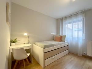 A bed or beds in a room at Apartamentos 2K - Apartamento junto al casco viejo