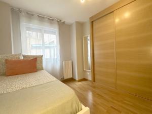 A bed or beds in a room at Apartamentos 2K - Apartamento junto al casco viejo