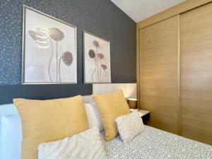 A bed or beds in a room at Apartamentos 2K - Apartamento junto al casco viejo