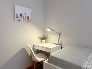 A bed or beds in a room at Apartamentos 2K - Apartamento junto al casco viejo