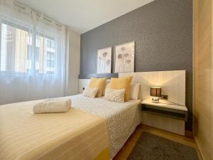 A bed or beds in a room at Apartamentos 2K - Apartamento junto al casco viejo