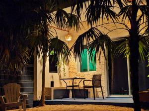 a patio with a table and chairs in front of a house at Casa Foto Estudios in El Cuyo