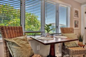 Χώρος καθιστικού στο Luxury Waterside Suite 2mins 2 beach & heated pool