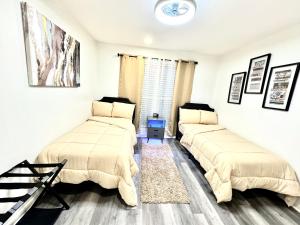 Giường trong phòng chung tại Elegant Serene- Townhome, 10 Mi to Downtown, near Airport