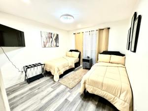 Giường trong phòng chung tại Elegant Serene- Townhome, 10 Mi to Downtown, near Airport