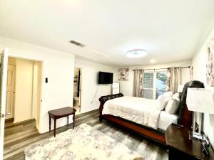 Giường trong phòng chung tại Elegant Serene- Townhome, 10 Mi to Downtown, near Airport +37 ảnh