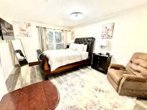 Giường trong phòng chung tại Elegant Serene- Townhome, 10 Mi to Downtown, near Airport