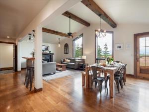 - une salle à manger et un salon avec une table dans l'établissement Grand View - Targhee Ski Resort, Jackson, Hot Tub, à Tetonia