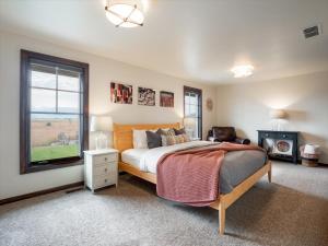 une chambre avec un grand lit et une fenêtre dans l'établissement Grand View - Targhee Ski Resort, Jackson, Hot Tub, à Tetonia