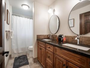 une salle de bain avec un lavabo et un miroir dans l'établissement Grand View - Targhee Ski Resort, Jackson, Hot Tub, à Tetonia 46 autres photos