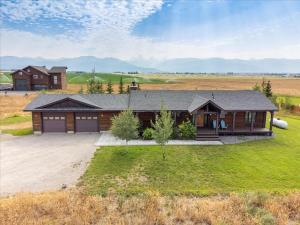 une vue aérienne d'une maison avec une cour dans l'établissement Grand View - Targhee Ski Resort, Jackson, Hot Tub, à Tetonia