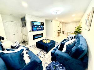 TV/trung tâm giải trí tại Elegant Serene- Townhome, 10 Mi to Downtown, near Airport