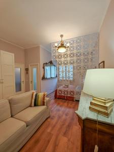 ein Wohnzimmer mit Sofa und Tisch in der Unterkunft Incantevole ed elegante appartamento a Niguarda! in Mailand