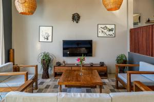 a living room with a couch and a table at Naara Eco Lodge & Spa in Chidenguele