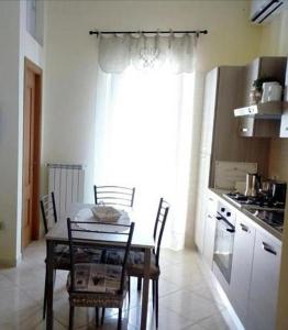 カステッランマーレ・ディ・スタービアにあるCuore di Stabiaの窓付きのキッチン(テーブル、椅子付) +33枚の写真