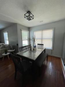 una sala da pranzo con un tavolo e due sedie di Home in Fort Worth a Fort Worth Altre 2 foto