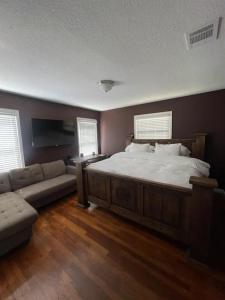 una camera da letto con un letto grande e un divano di Home in Fort Worth a Fort Worth