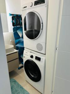 a microwave and a washer and dryer in a room at Zavala Residence in Zavala