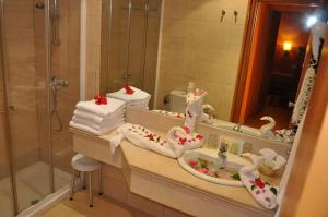 a bathroom with a sink with towels and a shower at Bungalow de Luxe en Bord de Mer a Nabeul in Bin Rhilouf