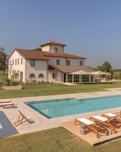 Bazén v ubytování Tenuta Asmara Luxury Resort nebo v jeho okolí