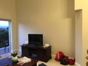 Et tv og/eller underholdning på Goosevalley Golf Estate Renovated 2 Bedroom Apartment Unit LL6