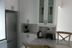 Køkken eller tekøkken på Goosevalley Golf Estate Renovated 2 Bedroom Apartment Unit LL6