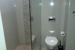 Et badeværelse på Goosevalley Golf Estate Renovated 2 Bedroom Apartment Unit LL6 + 4 billeder