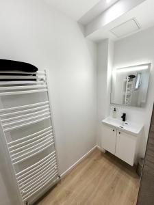 シャラントン・ル・ポンにある"Évasion chic" près de Paris, du métro et du boisの洗面台と鏡のある白いバスルーム