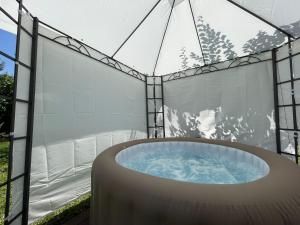 ein Whirlpool in einem Glas-Iglu mit in der Unterkunft Casa Pereira in Balança