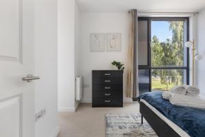 Giường trong phòng chung tại Central Town Centre Gatwick Free Parking