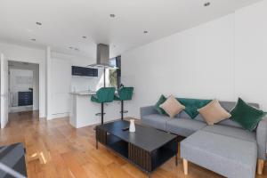 TV/trung tâm giải trí tại Central Town Centre Gatwick Free Parking +3 ảnh