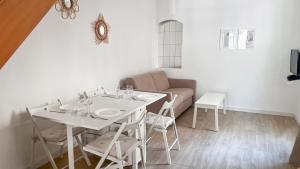 シャラントン・ル・ポンにある"Évasion chic" près de Paris, du métro et du boisのテーブルとソファのあるリビングルーム