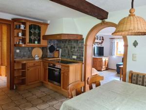 Kuchyň nebo kuchyňský kout v ubytování Ferienhaus Beringer am Kallbach