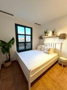 Un dormitorio con una cama grande con ventana. en Take It EaSea, en San Miguel de Abona 85 fotos más
