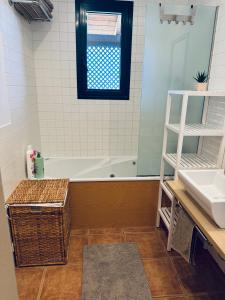 un baño con bañera y lavabo en Take It EaSea, en San Miguel de Abona