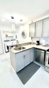 Nhà bếp/bếp nhỏ tại Elegant Serene- Townhome, 10 Mi to Downtown, near Airport