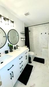 Phòng tắm tại Elegant Serene- Townhome, 10 Mi to Downtown, near Airport