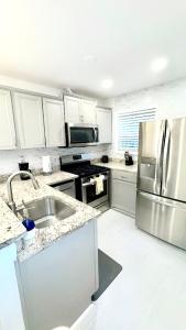 Nhà bếp/bếp nhỏ tại Elegant Serene- Townhome, 10 Mi to Downtown, near Airport