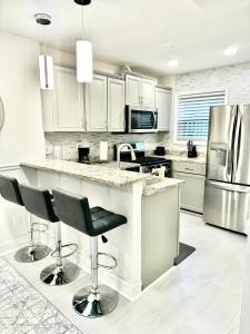 Nhà bếp/bếp nhỏ tại Elegant Serene- Townhome, 10 Mi to Downtown, near Airport