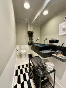 a bathroom with a sink and a toilet at Casa Design Privacidade Familiar in Balneário Camboriú