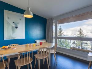 jadalnia ze stołem i dużym oknem w obiekcie Appartement rénové 3 pièces · Balcon · Wifi gratuit · Parking inclus · Proche commerces & Transarc - FR-1-346-305 w mieście Arc 1800