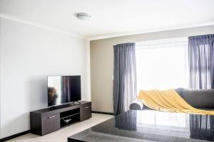 TV a/nebo společenská místnost v ubytování 7 on Laibach - Buhrein Estate, Kraaifontein